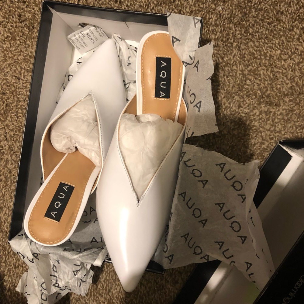 AQUA WOMENS FLARE LEATHER POINTED TOE MULES